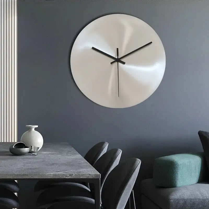 horloge murale argentée moderne - horloge-industrielle