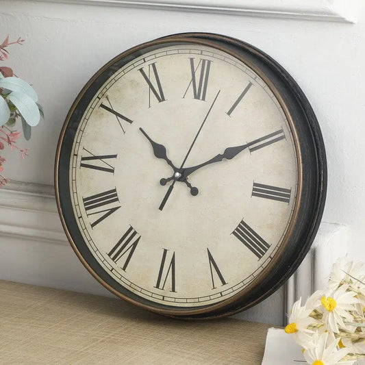 horloge vintage avec chiffres romains - horloge-industrielle