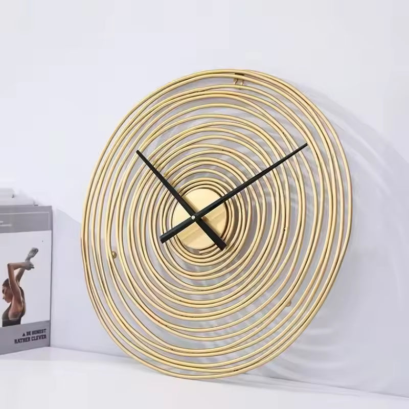 Horloge En Métal Dorée
