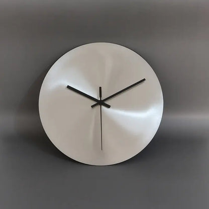 horloge murale argentée moderne - horloge-industrielle